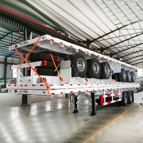 A 40-foot or 45-foot flatbed trailer, with another fuel tank mounted on the container bulk cargo transport flatbed trailer.
