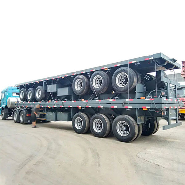 A 40-foot or 45-foot flatbed trailer, with another fuel tank mounted on the container bulk cargo transport flatbed trailer.